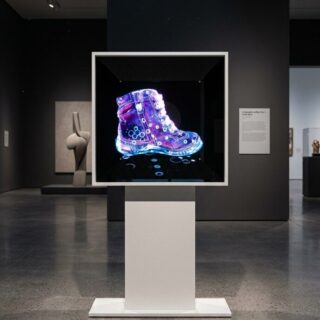 hologram Moderni izložbeni stalak i 3D hologram dječjih cipela Froddo povodom 80 godina tvrtke Ivančica u Muzeju planinarstva.